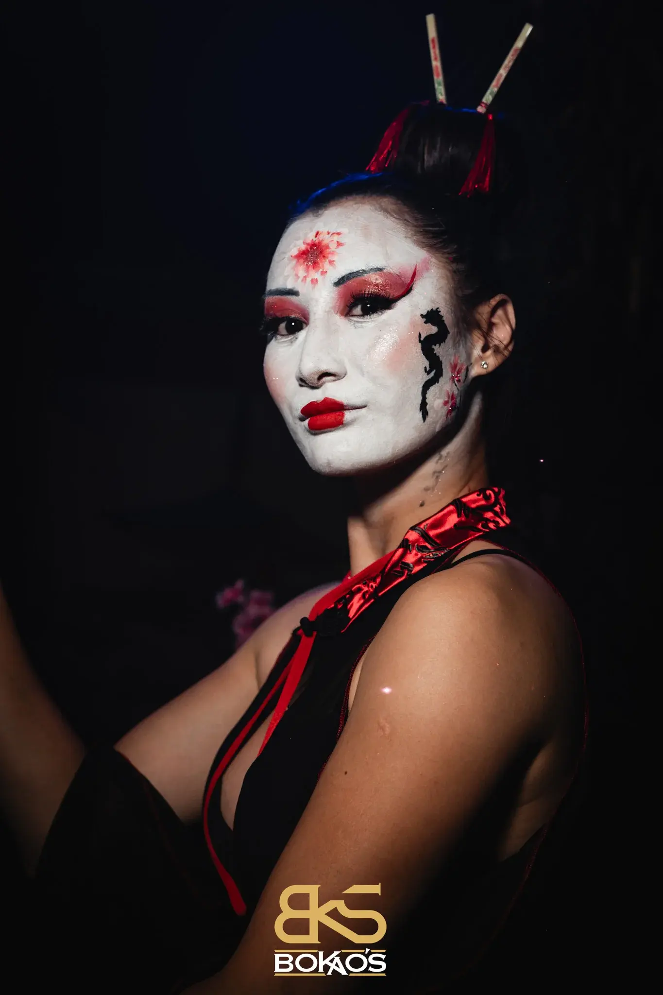Portrait rapproché de trois quarts, maquillage artistique geisha, fleur sur le front