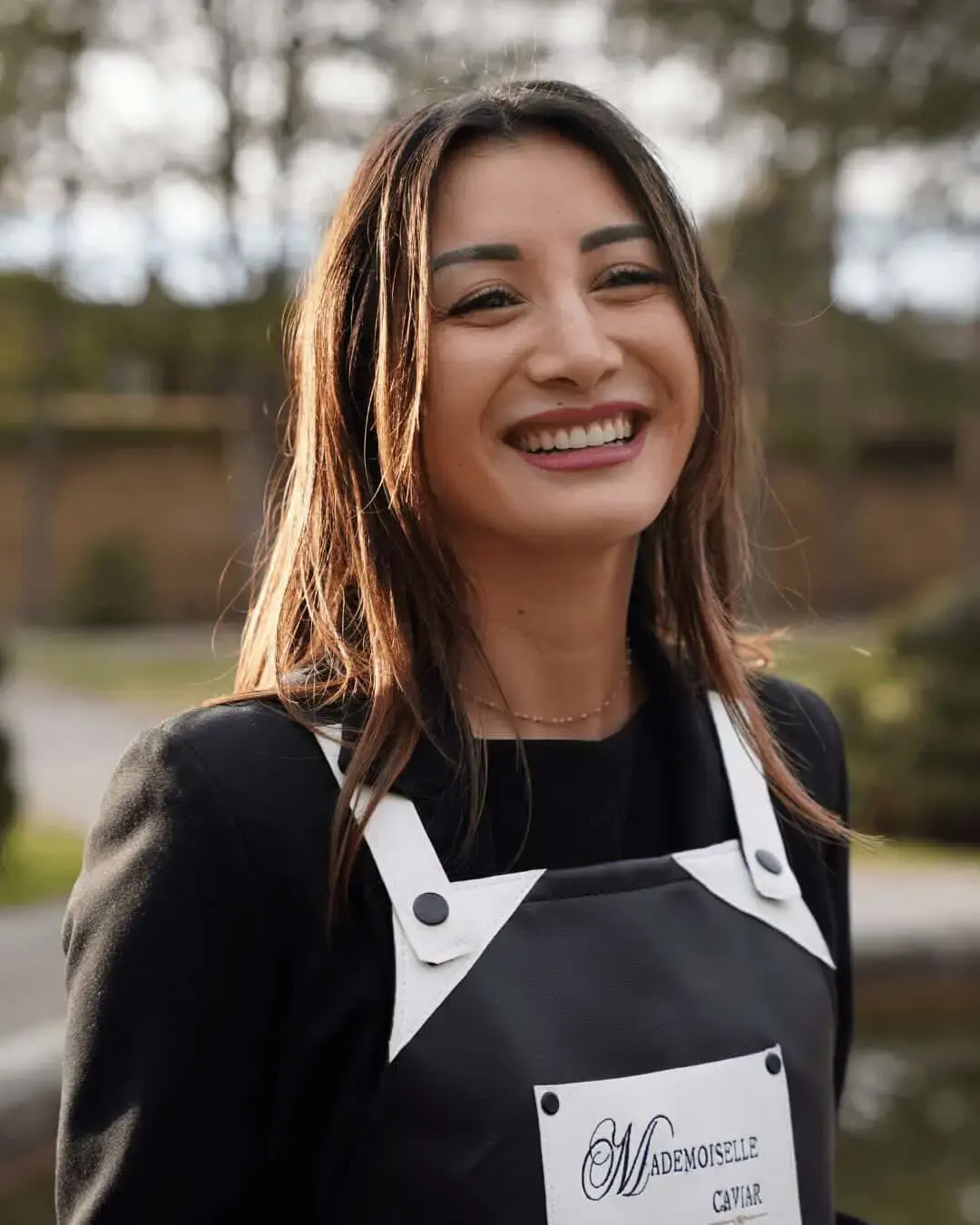 Portrait en tenue de service Mademoiselle Caviar, lumière dorée de jardin