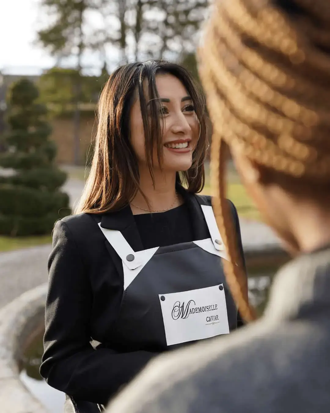 En service lors d’une réception, échange souriant avec un invité