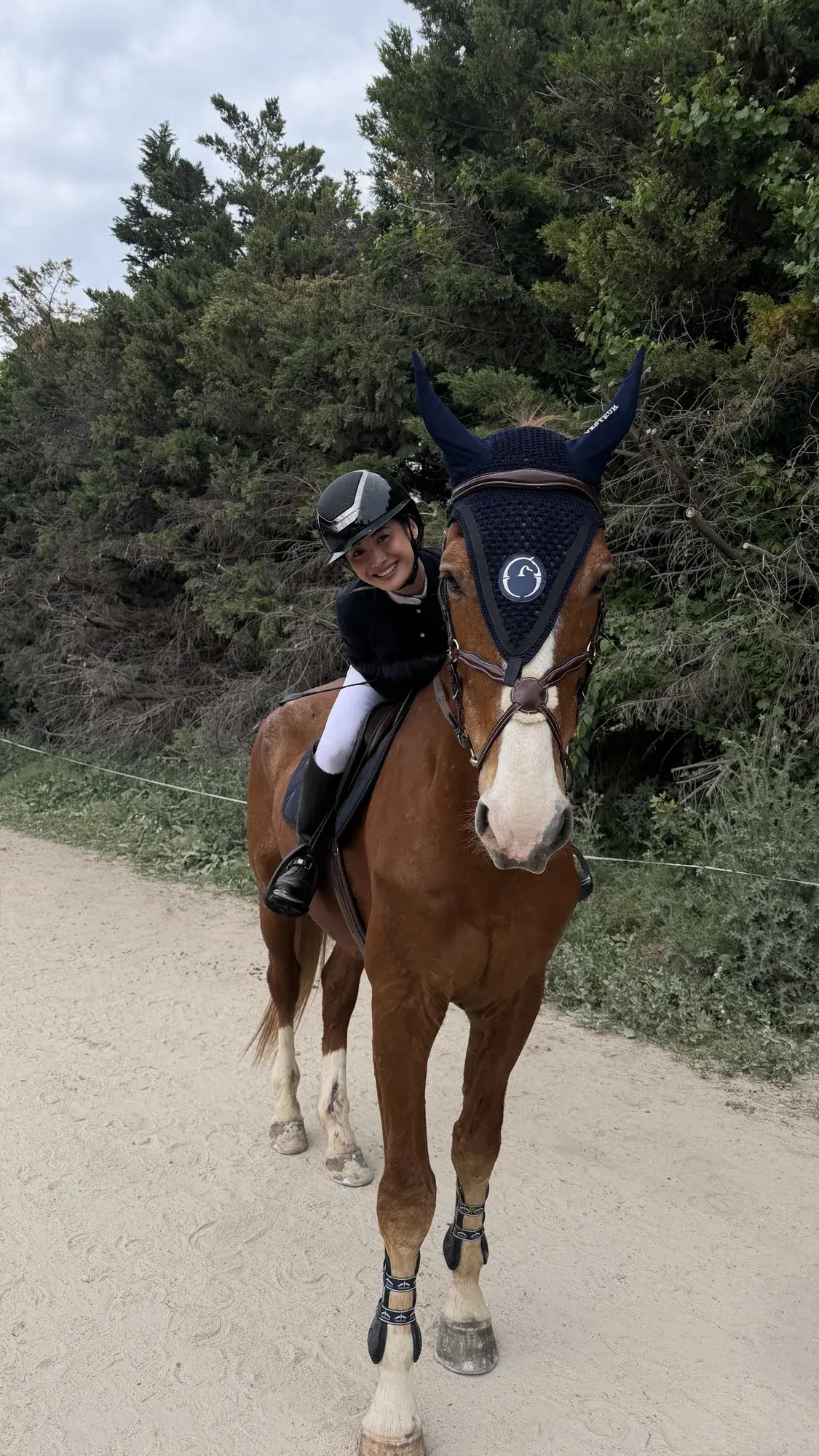 Penchée sur l’encolure de son cheval, moment complice