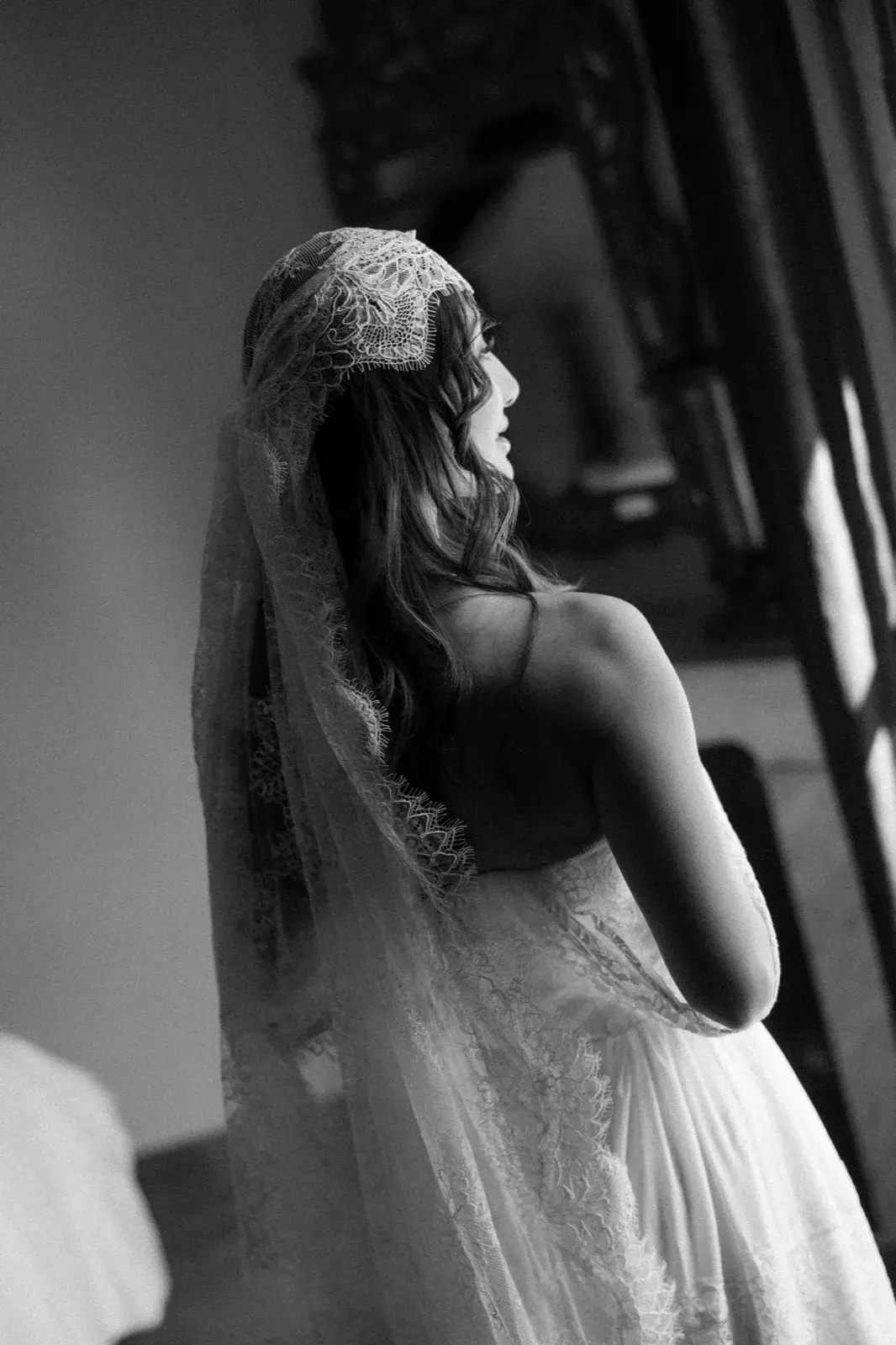 De dos en voile de dentelle, noir et blanc des préparatifs
