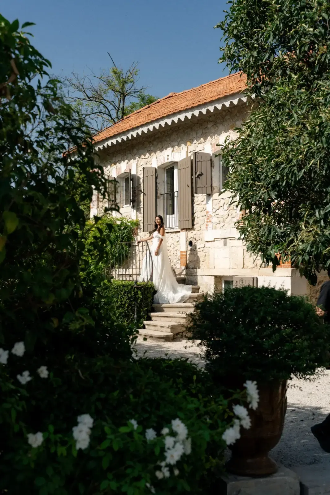 Silhouette de mariée sur l’escalier de la bastide en pierre