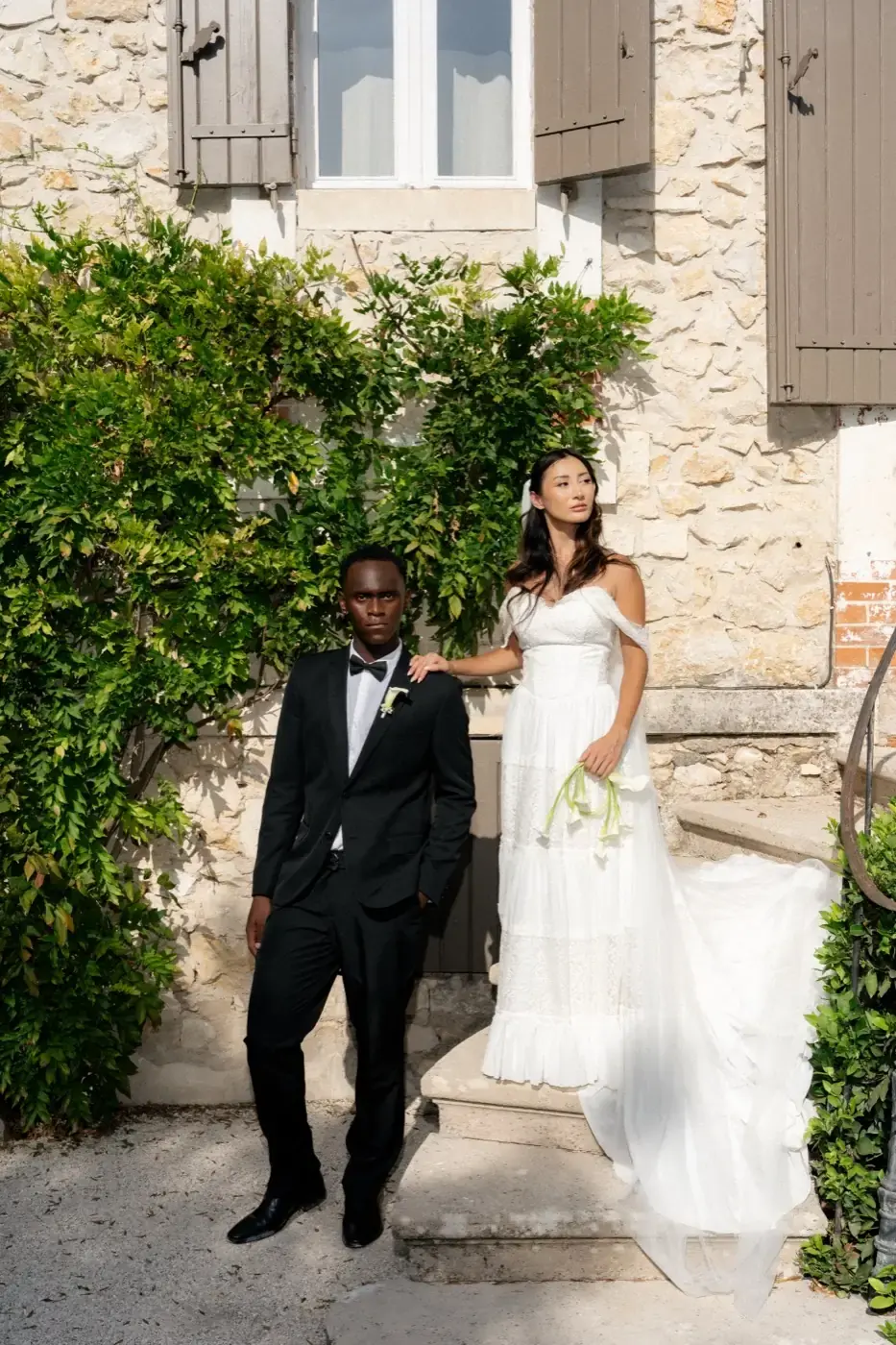Le couple contre le mur de vigne vierge, instant complice