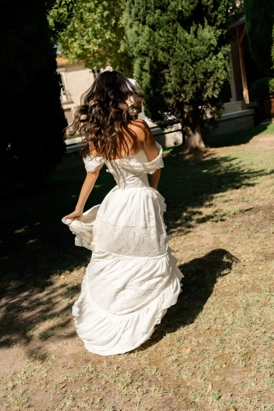 S’éloignant dans le jardin, robe en mouvement