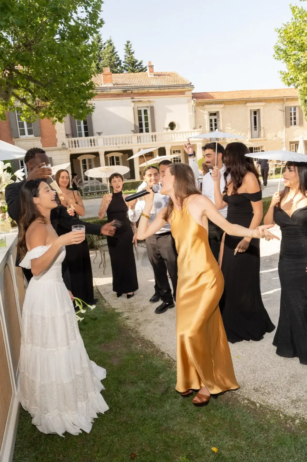 Danse au cocktail avec une invitée en robe dorée