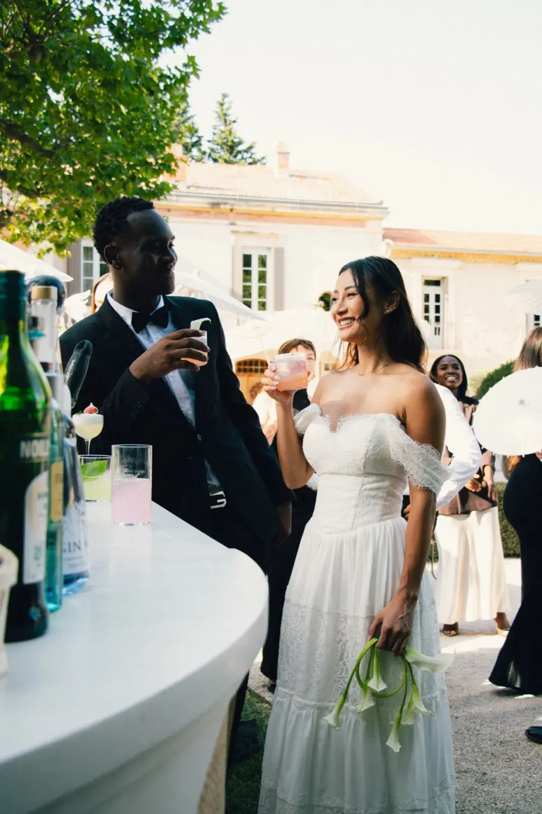 Au bar du jardin, cocktails et invités