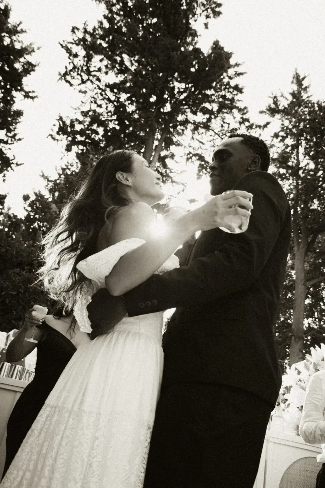 Danse à contre-jour, noir et blanc dans le soleil