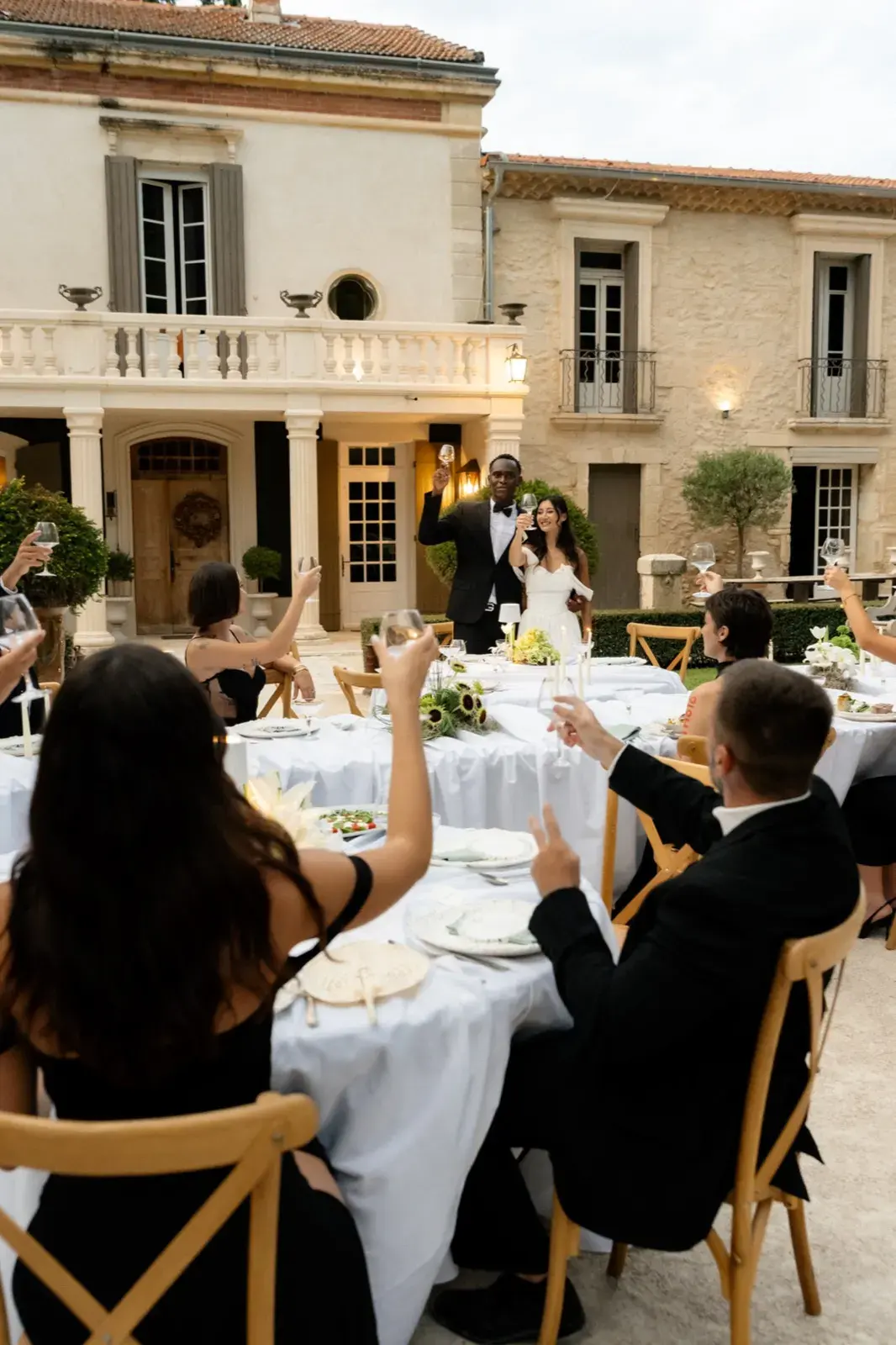 Toast au dîner dans la cour de la bastide