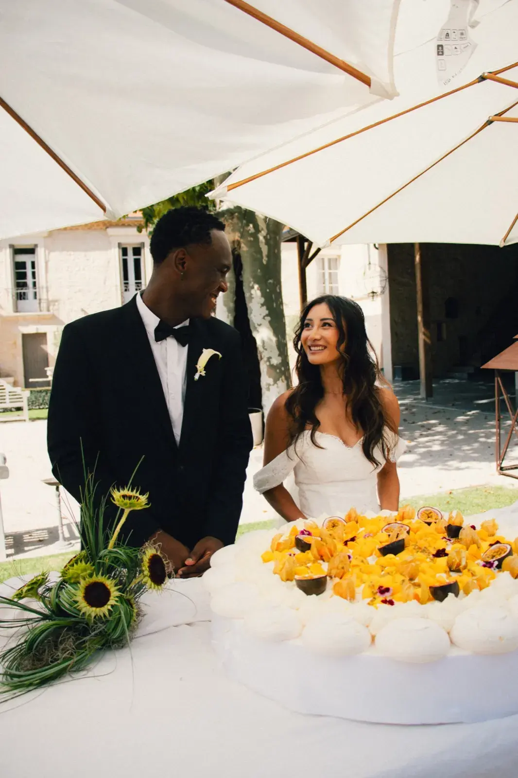 Regards complices derrière la pavlova aux tournesols