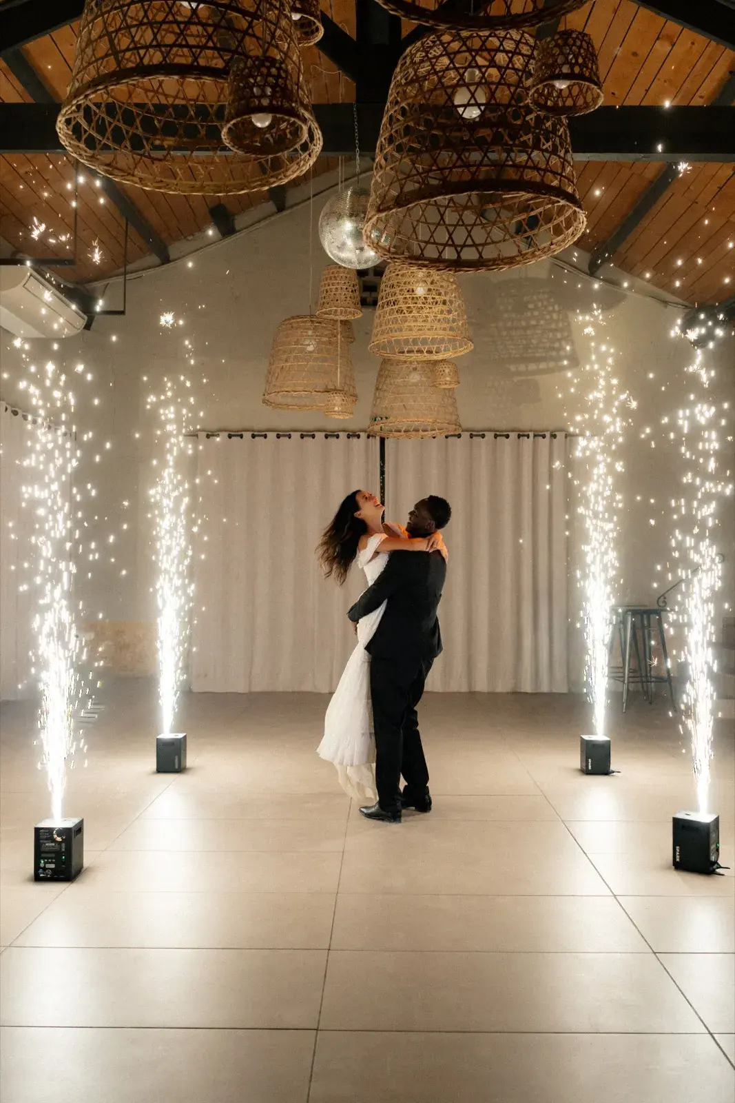 Première danse sous les jets d’étincelles