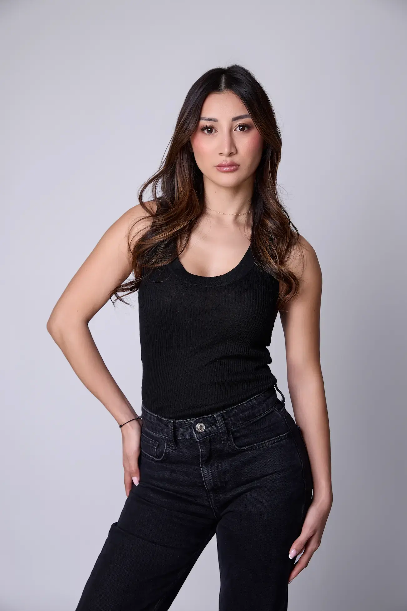 Pola de face cadré aux cuisses, lumière studio douce