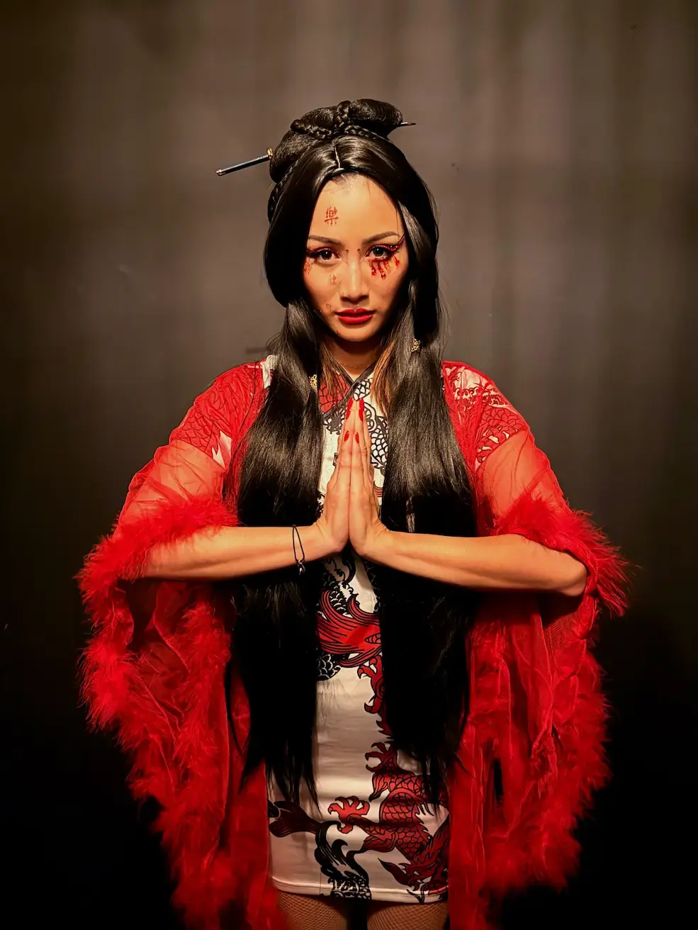 Portrait costumé, robe à dragons et kimono rouge à plumes, maquillage artistique